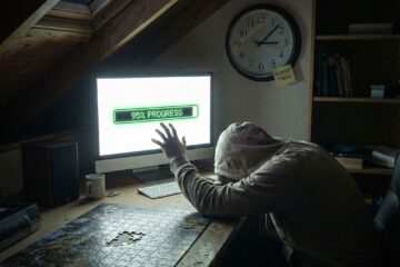 어두운 방에서 지친 사람이 95% 진행 막대와 퍼즐 빈칸, 시계를 향해 손을 뻗는 모습이다