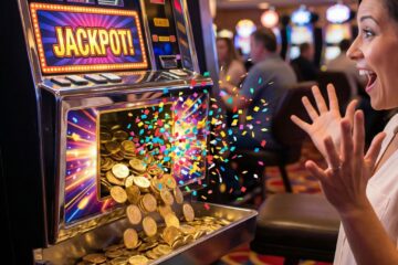 가끔 동전과 색색 폭죽 터지는 슬롯머신, 평온한 화면 대비한 모습이다